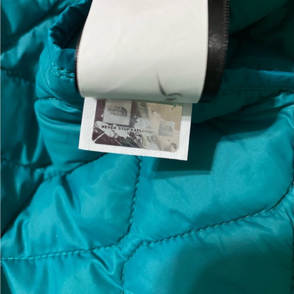 The North Face Quilted Teal Thermoball Vest - Picture 7 of 7